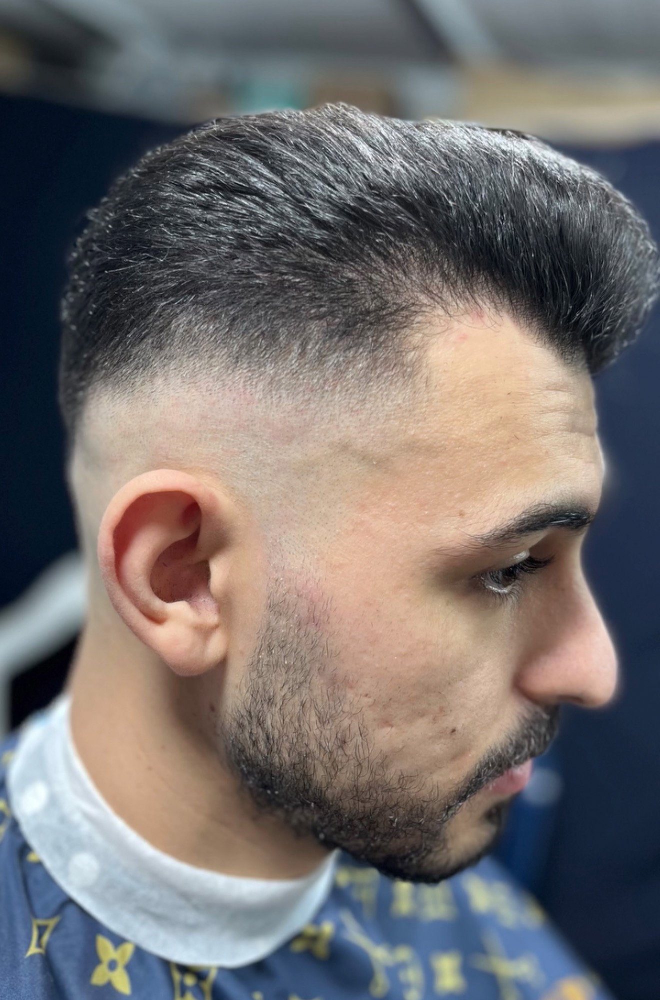 Herrenhaarschnitt mit Fade und Bartkontur